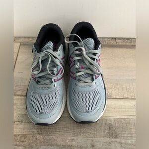 WORN ONCE New Balance 840 Size 7B